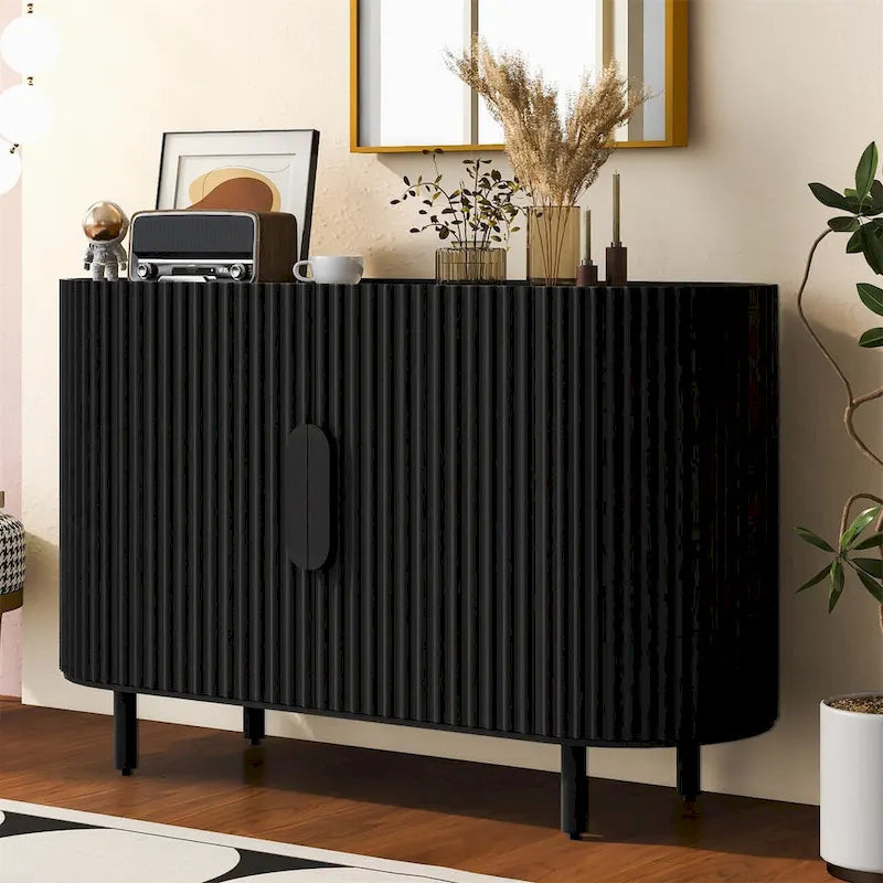 Credenza di lusso discreto dal design curvo con ripiani regolabili