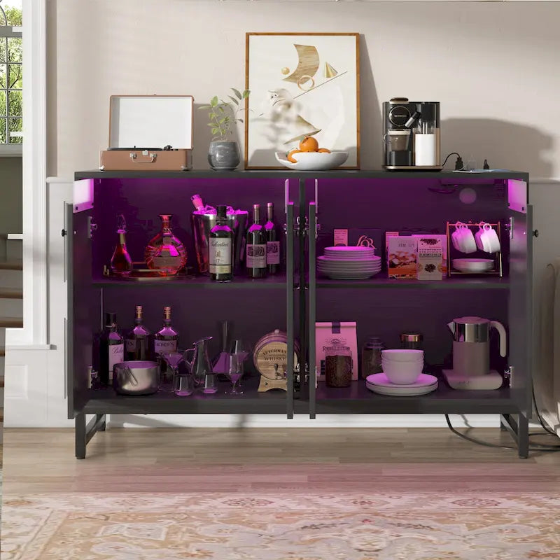 Credenza decorativa a 4 ante con presa elettrica, credenza contenitore e mobile bar con luce LED